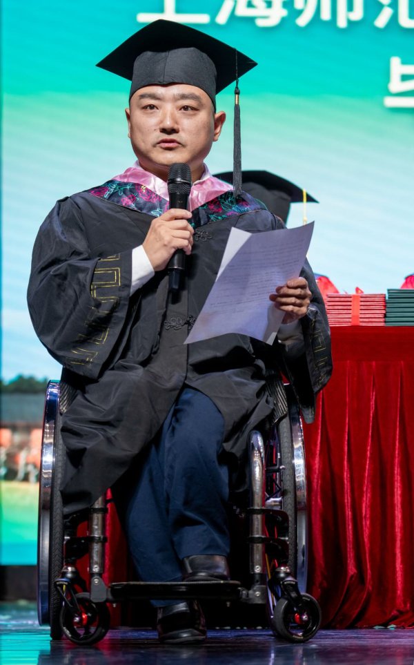 熊猫配资 从残疾辍学流浪到专升本毕业，轮椅上的他如何重塑自己的人生？