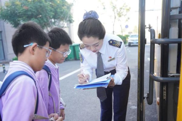 天载配资 青岛温馨校车体验服务“老岗位”  共筑服务新篇章